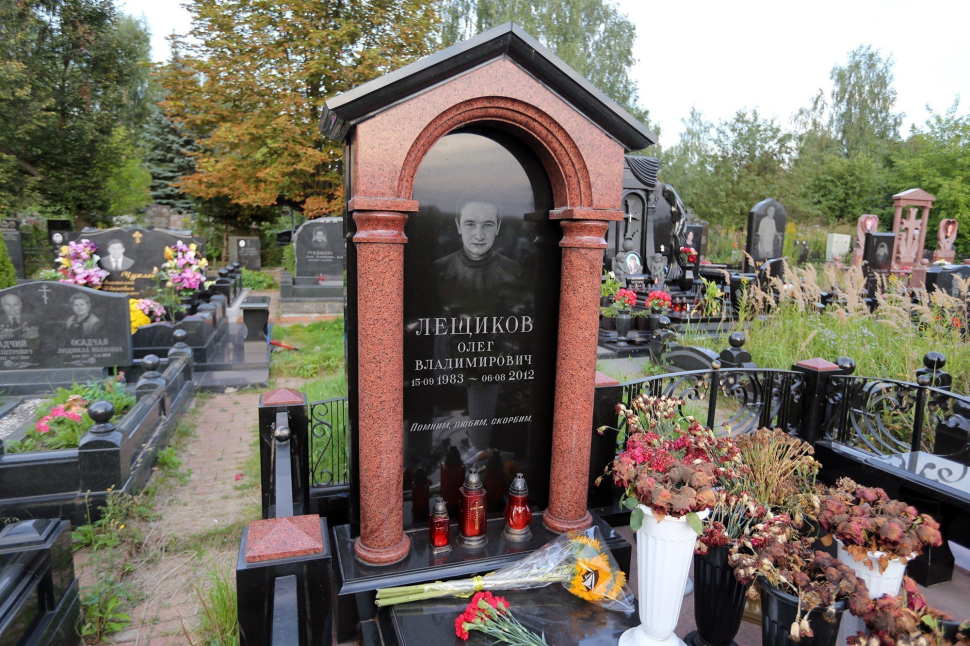 Мемориальный комплекс с памятником в форме портала с колоннами — работа №155