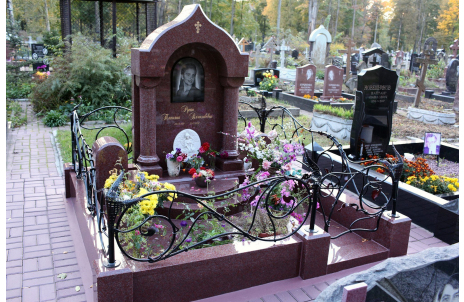 Мемориальный комплекс с памятником в форме купола с колоннами — работа №156