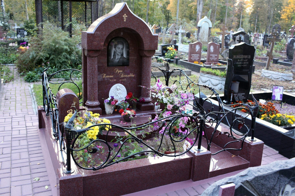 Мемориальный комплекс с памятником в форме купола с колоннами — работа №156