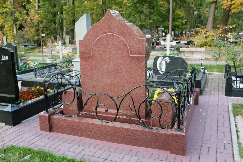 Мемориальный комплекс с памятником в форме купола с колоннами — работа №156