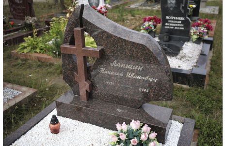 Памятник из гранитов «Дымовский» и «Питкяранта» в виде стелы с крестом — работа №162