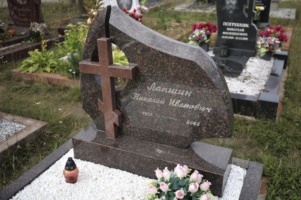 Памятник из гранитов «Дымовский» и «Питкяранта» в виде стелы с крестом — работа №162