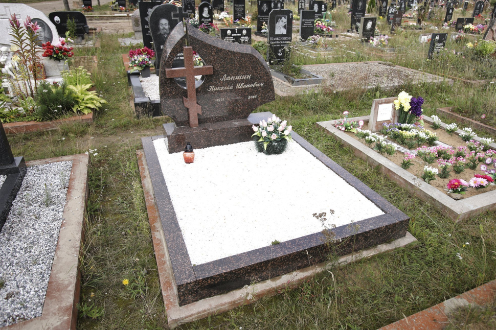 Памятник из гранитов «Дымовский» и «Питкяранта» в виде стелы с крестом — работа №162