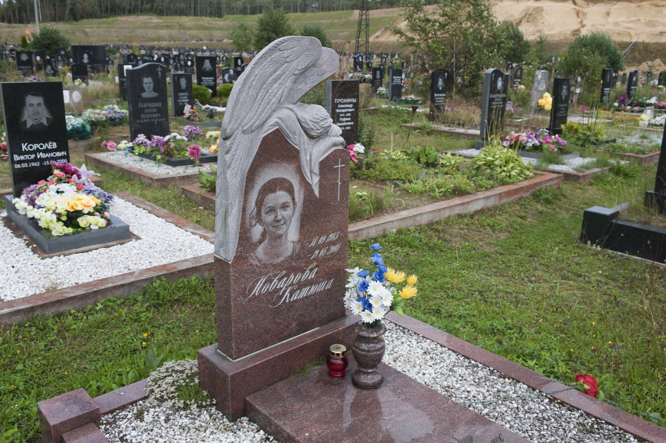 Памятник из красного гранита со скульптурным ангелом — работа №173
