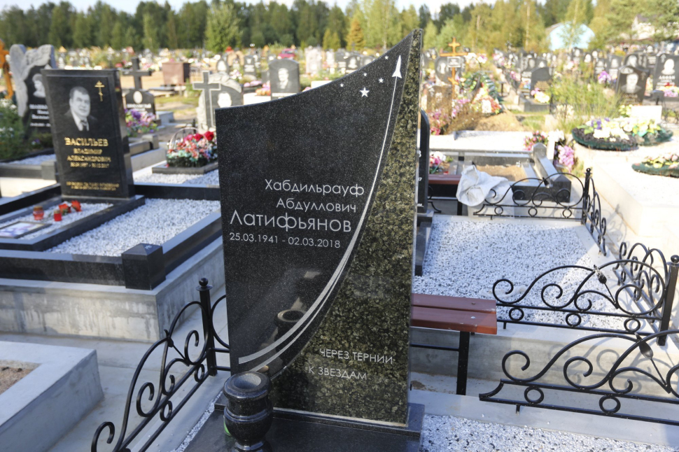 Памятник из черного и зеленого гранитов — работа №174