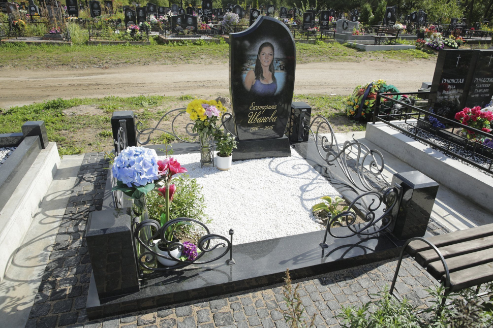 Памятник на одного человека с кованой оградой — работа №175