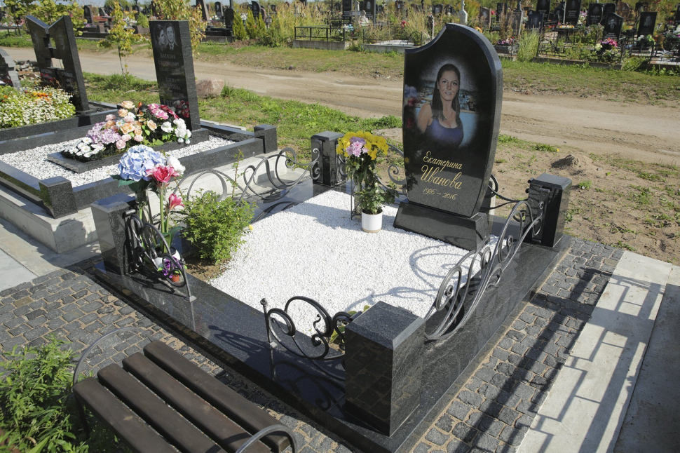 Памятник на одного человека с кованой оградой — работа №175