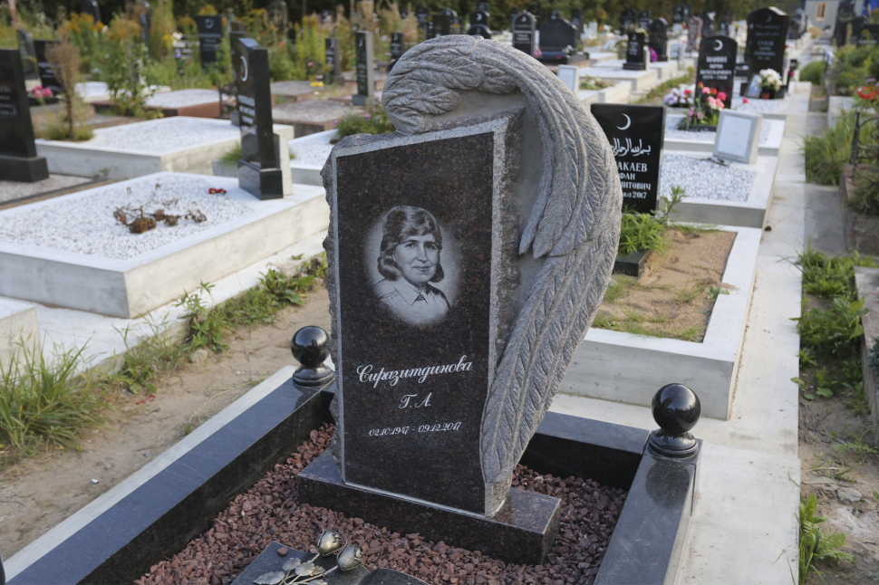 Памятник с крылом ангела и книгой — работа №176