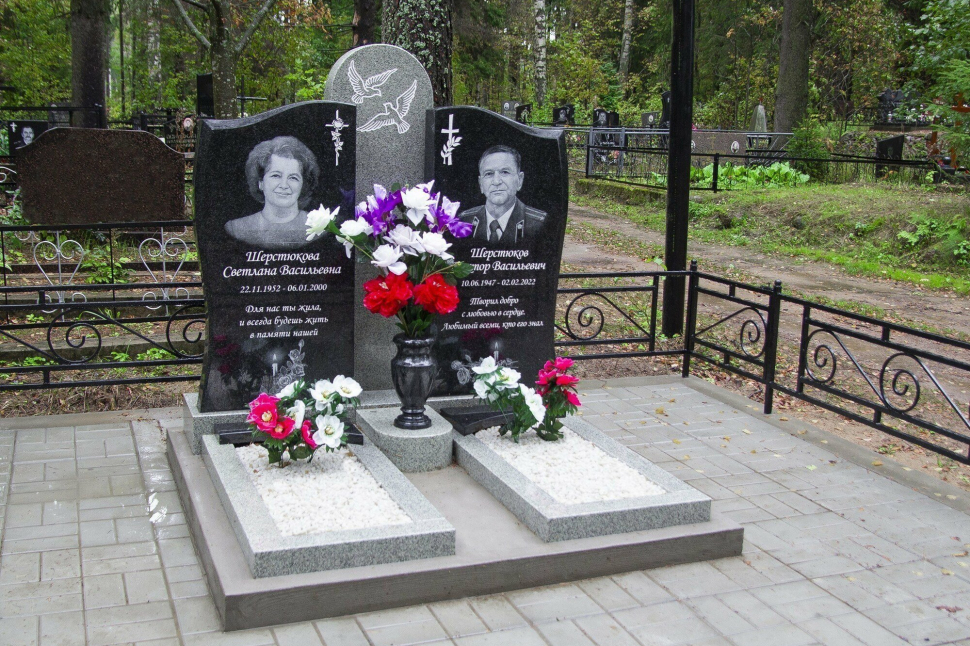 Семейный симметричный памятник с центральной стелой — работа №379