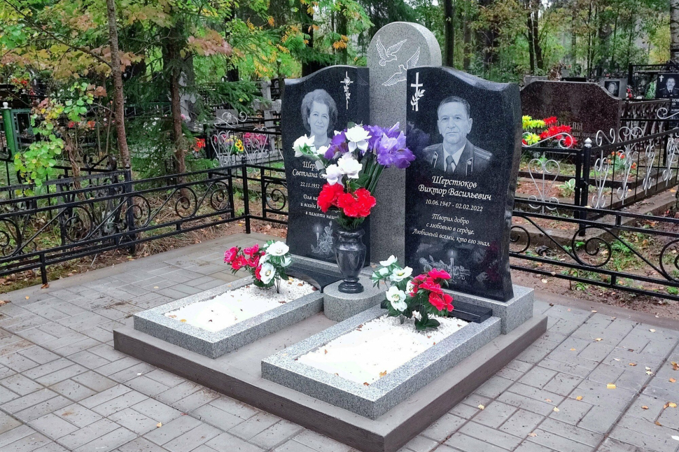 Семейный симметричный памятник с центральной стелой — работа №379
