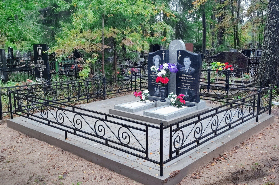 Семейный симметричный памятник с центральной стелой — работа №379