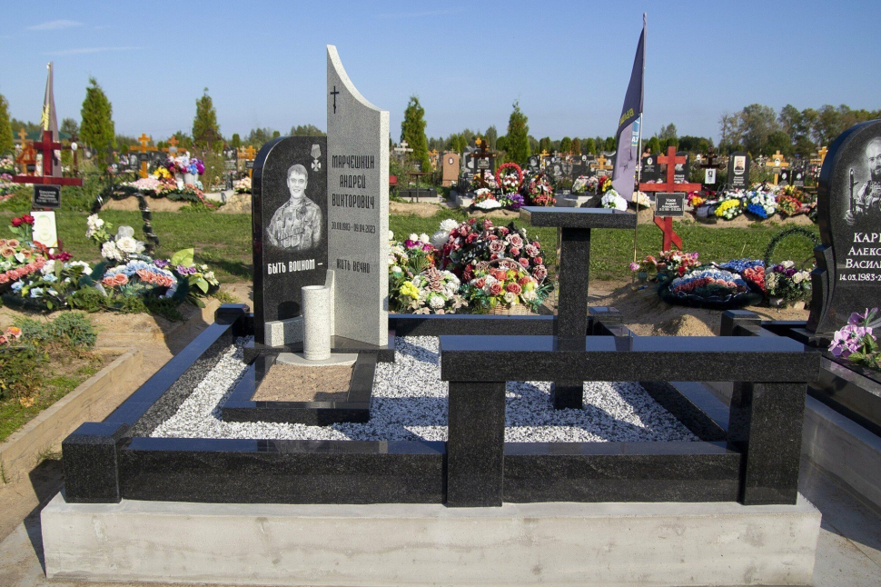 Мемориальный комплекс с памятником «Вертикаль» — работа №383