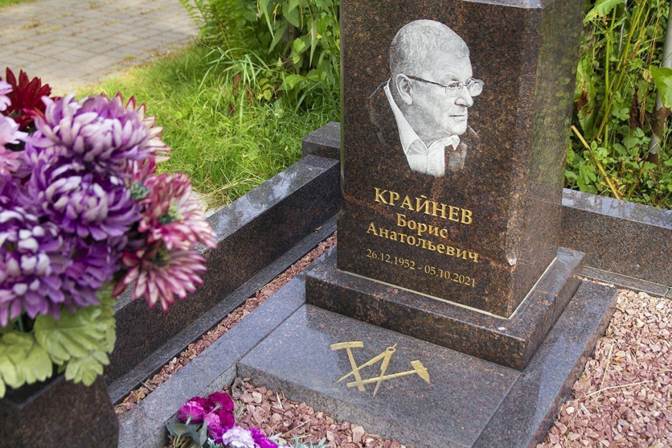 Мемориальный комплекс из дымовского гранита с крестом — работа №459