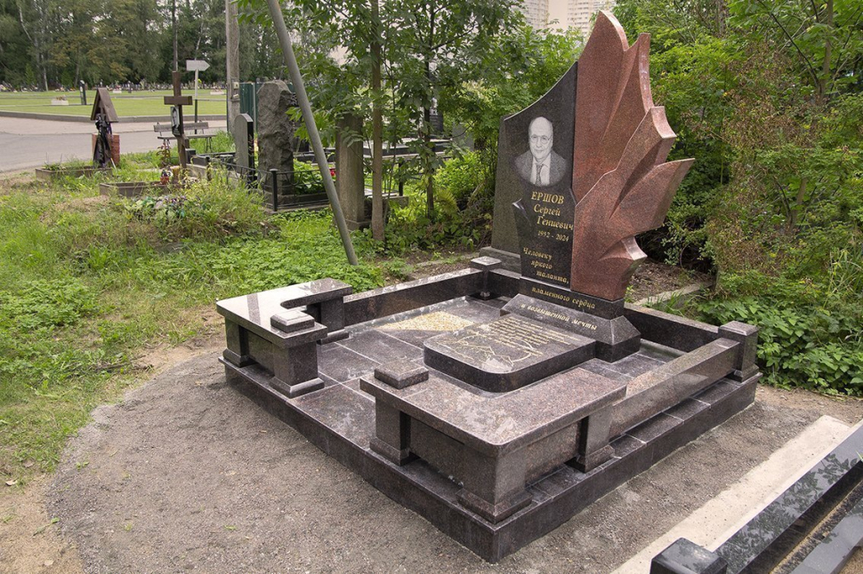 Мемориальный комплекс с памятником в виде факела — работа №460