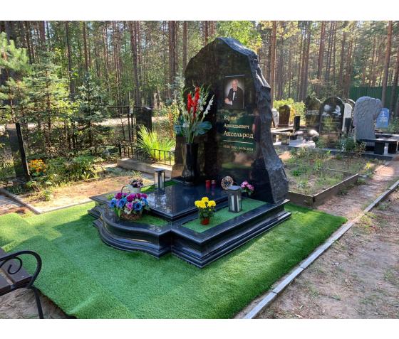 Готовый памятник Авторский памятник из двух видов гранита