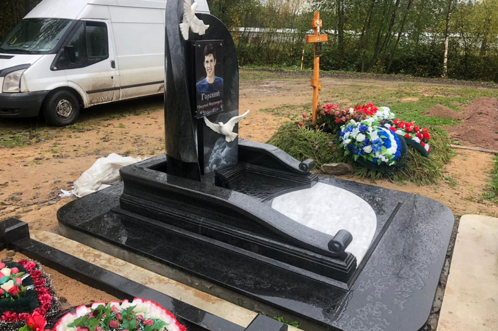 Памятник с мраморными чайками