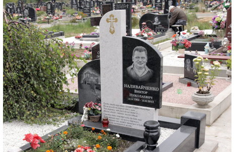 Составной памятник из белого гранита “Мансуровский“ и чёрного габбро — работа №74