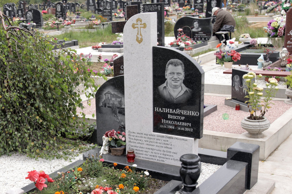 Составной памятник из белого гранита 