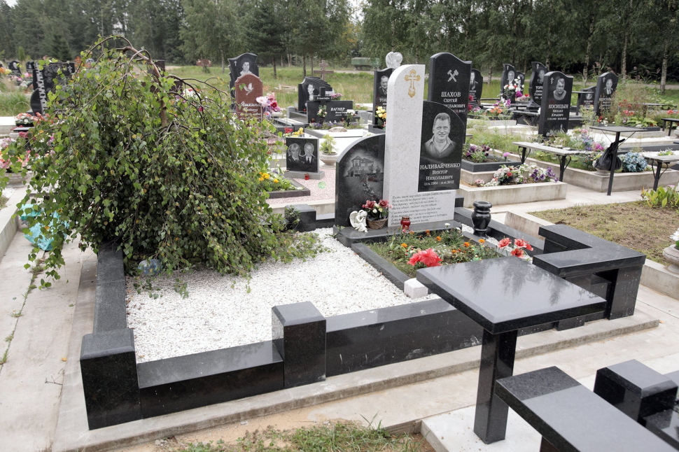 Составной памятник из белого гранита 