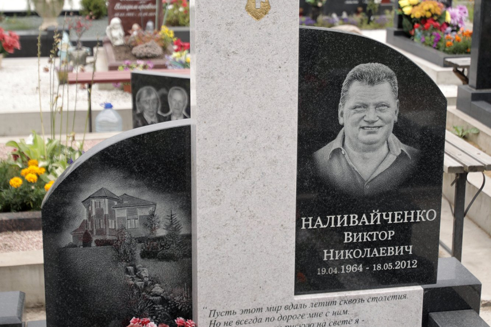 Составной памятник из белого гранита 