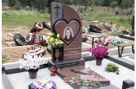 Авторский памятник из гранита “Питкяранта“ и чёрного габбро с цветным портретом — работа №77