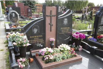 Горизонтальный памятник из двух видов гранита с накладным объёмным крестом — работа №80