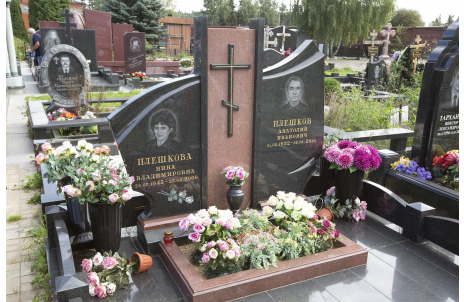 Горизонтальный памятник из двух видов гранита с накладным объёмным крестом — работа №80