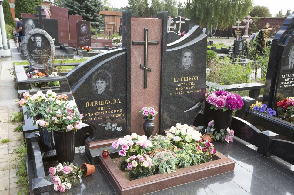 Горизонтальный памятник из двух видов гранита с накладным объёмным крестом — работа №80