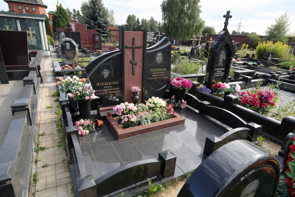 Горизонтальный памятник из двух видов гранита с накладным объёмным крестом — работа №80