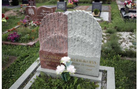 Авторский памятник из белого и розового гранита для двух людей — работа №90