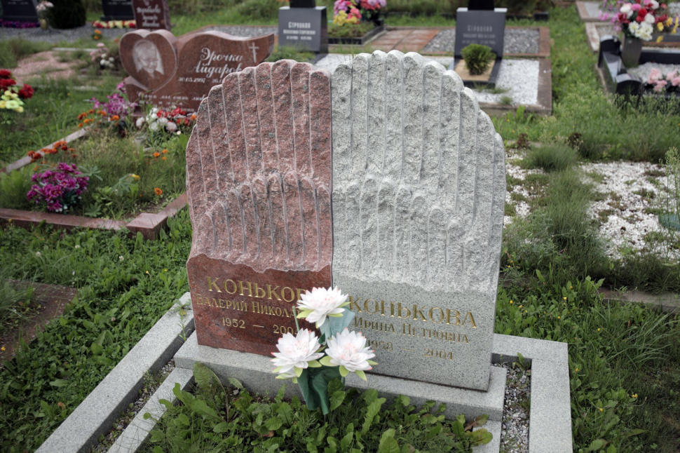 Авторский памятник из белого и розового гранита для двух людей — работа №90