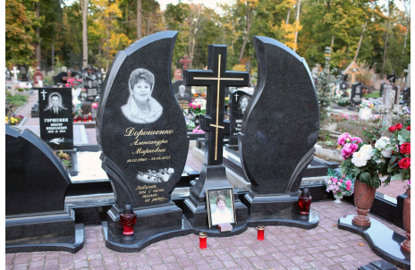 Памятник в форме пламени свечи, разделённого гранитным крестом — работа №99