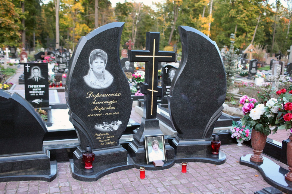Памятник в форме пламени свечи, разделённого гранитным крестом — работа №99