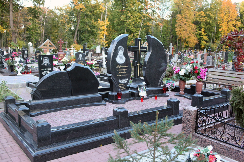 Памятник в форме пламени свечи, разделённого гранитным крестом — работа №99