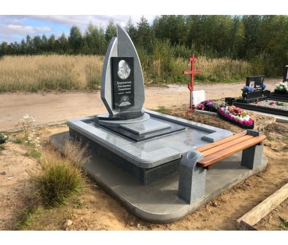 Готовый памятник Авторский памятник из габбро и серого гранита